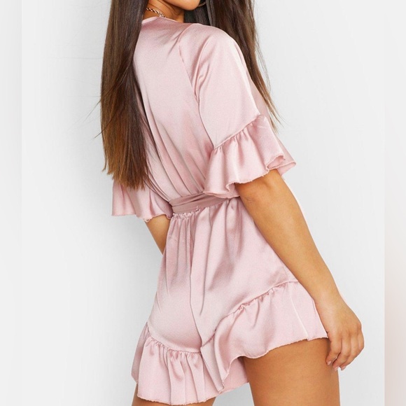 🛑SOLD🛑BooHoo RUFFLE DETAIL SATIN ROMPER Size L - Picture 3 of 3